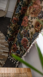 Detailaufnahme von Vintage-Jacquard-Stoff mit Blumenmuster und eleganten Fransen