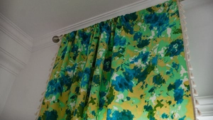 Détail du rideau bohème tie-dye avec glands crème élégants et tissu à texture riche