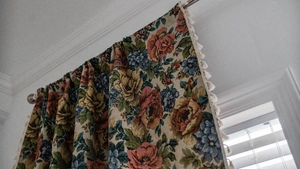 Detailansicht der Blumen-Jacquard-Gardine mit Rosenmuster und weißen Quastenfransen