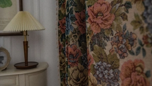 Detail der Vintage-Vorhänge mit Blumen-Jacquard-Muster und elegantem Retro-Landhausstil