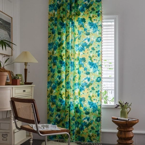 Rideaux bohèmes avec imprimé tie-dye vert aquarelle et bordure à pompons pour la fenêtre