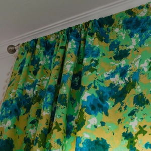 Rideaux bohèmes avec motif aquarelle vert et bleu et élégantes bordures à pompons blancs