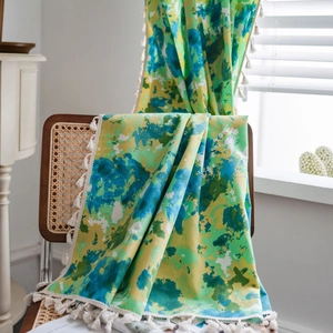 Rideau bohème avec motif aquarelle abstrait vert bleu et glands décoratifs blancs