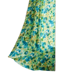 Rideau style bohème avec imprimé tie-dye vert et texture mousseline florale abstraite