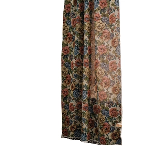 Blumenvorhang mit Jacquard-Rosen und weißen Quasten im amerikanischen Landhausstil