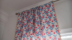 Detailansicht der Boho-Vorhänge mit Tulpenmuster und eleganten beigen Quastenfransen