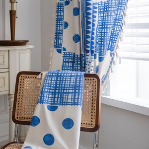 Boho-Vorhänge mit blauem geometrischem Muster und cremefarbenen Quasten für das Fenster