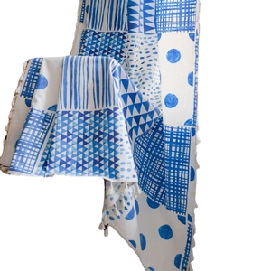 Boho Vorhang mit blauem geometrischem Druck, Baumwollleinen und weißen Quasten