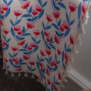 Bohemian Vorhang mit Blumenmuster und Quasten, rote Blumen und blaue Blätter Motive