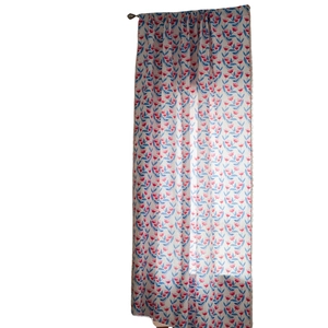 Böhmischer weißer Vorhang mit rotem Blumenmuster und blauen Blättern an Metallstange