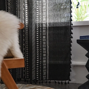 Tenda bohémien in bianco e nero con stampa tribale geometrica e nappe nere eleganti