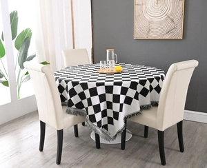Detail der runden schwarz-weißen Karotischdecke mit dickem Webstoff und grauen Fransen