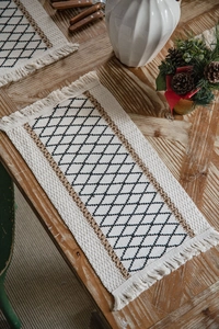 Vista dettagliata del runner da tavola boho in cotone con motivi geometrici a rombi blu