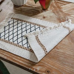 Runner da tavola bohémien in cotone e juta con motivi a rombi e nappine decorative