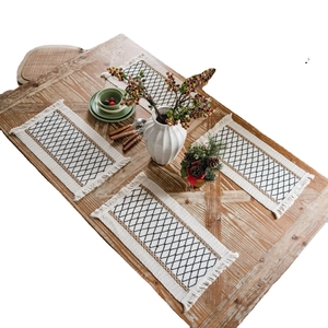 Set di 4 tovagliette americane in cotone e lino con motivo a rombi neri e nappe