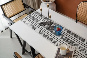 Vue détaillée du motif jacquard géométrique bohème sur un chemin de table en coton et lin de qualité