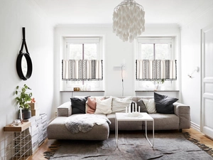 Détail de rideaux courts bohèmes avec motifs géométriques et pompons noirs pour cuisine