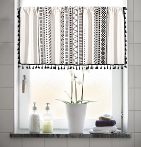 Détail du rideau bohème à imprimé géométrique avec pompons noirs pour cuisine et meuble