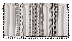 Détail de la cantonnière de cuisine à imprimé géométrique et pompons noirs décoratifs