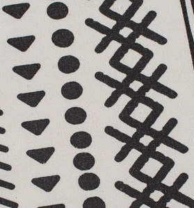 Gros plan du tissu de rideau avec imprimés géométriques, triangles et motifs de grille