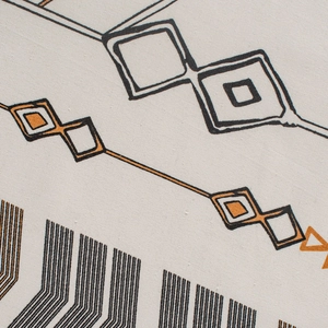 Gros plan sur tissu imprimé géométrique avec motifs fléchés jaune et noir