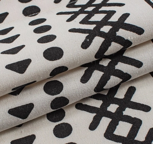 Gros plan sur le tissu à motifs géométriques montrant la texture épaisse en toile