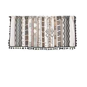 Rideau de cuisine boho avec motif géométrique et pompons noirs sur tissu blanc
