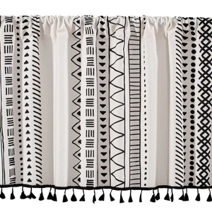 Rideau bohème à motifs géométriques noir et blanc avec glands élégants et passage de tringle