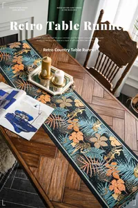 Dettaglio del runner da tavola tropicale con motivo leopardato, fiori e nappe a mano