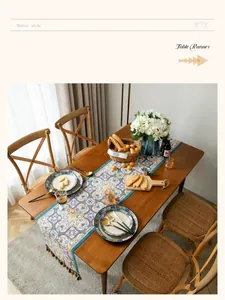 Dettaglio runner da tavola boho con nappe viola e trame con motivi etnici tessuti