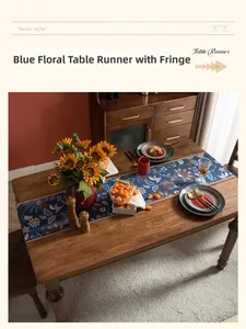 Dettaglio del runner da tavolo retrò blu con nappe e motivo floreale di convolvolo