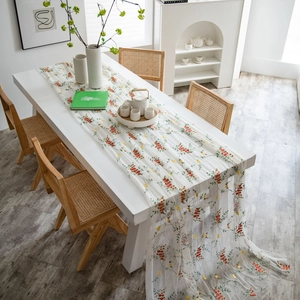 Witte transparante tafelloper met geborduurde bloemen voor elegante huisdecoratie