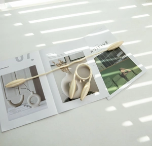 Détail d'attaches de rideaux tressées beige avec embouts magnétiques texturés