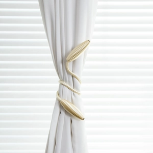 Attache rideau dorée flexible avec texture tressée et embouts élégants en forme d'olive