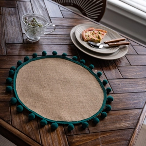 Chemin de table en jute naturelle tissée avec pompons vert foncé pour décoration fête