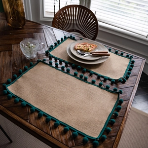 Lot de deux sets de table en toile de jute naturelle avec bordure à pompons vert foncé