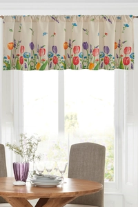 Detail einer rustikalen Kurzgardine mit bunten Tulpenprints für das Küchenfenster
