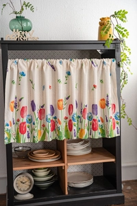 Detailansicht Café-Vorhang aus Baumwollleinen mit bunten Tulpen und Lavendelblüten