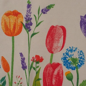 Nahaufnahme von Stoff mit Tulpenmuster, feiner Webstruktur und leuchtenden Farben