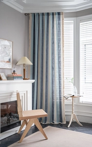 Détail du rideau de cuisine à rayures bleues avec bordure à franges et style rustique