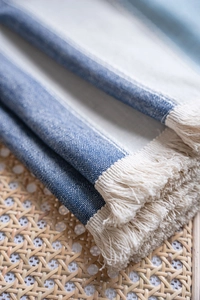 Détail de tissu à rayures bleues et blanches avec franges pour décor rustique