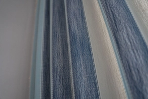 Macro d'un tissu à rayures bleues et blanches pour rideaux rustiques de style américain