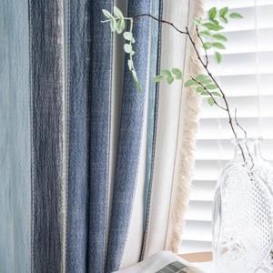 Rideaux en lin à rayures verticales avec motif bleu et blanc et élégantes franges