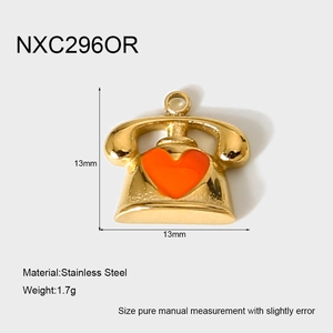 Macro di un ciondolo telefono in acciaio inossidabile da 13mm con dettaglio cuore arancio