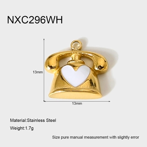 Dettaglio di un ciondolo a forma di telefono vintage in acciaio dorato 13mm con cuore