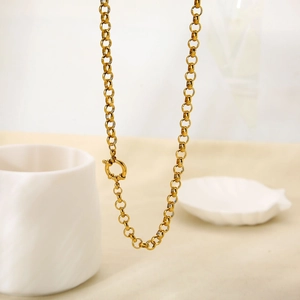 Dettaglio collana a catena in acciaio placcato oro 18K con chiusura a molla decorativa