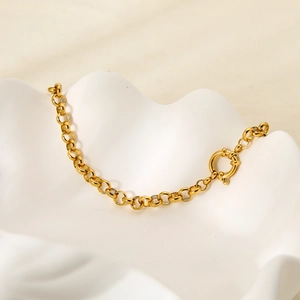 Dettaglio del bracciale a catena O in acciaio inossidabile placcato oro 18K con chiusura