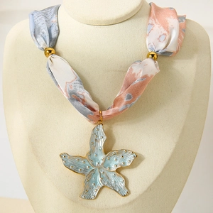 Collana con ciondolo a forma di stella marina con nastro di seta e acciaio placcato 18K