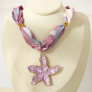 Elegante collana con ciondolo a stella marina in oro 18K e nastro di seta viola per donna