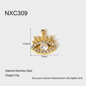 Detail eines 18K vergoldeten Edelstahl-Augenanhängers mit weißen Zirkonia-Steinen